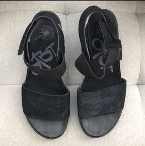 OTBT Cosmos Black Sandals